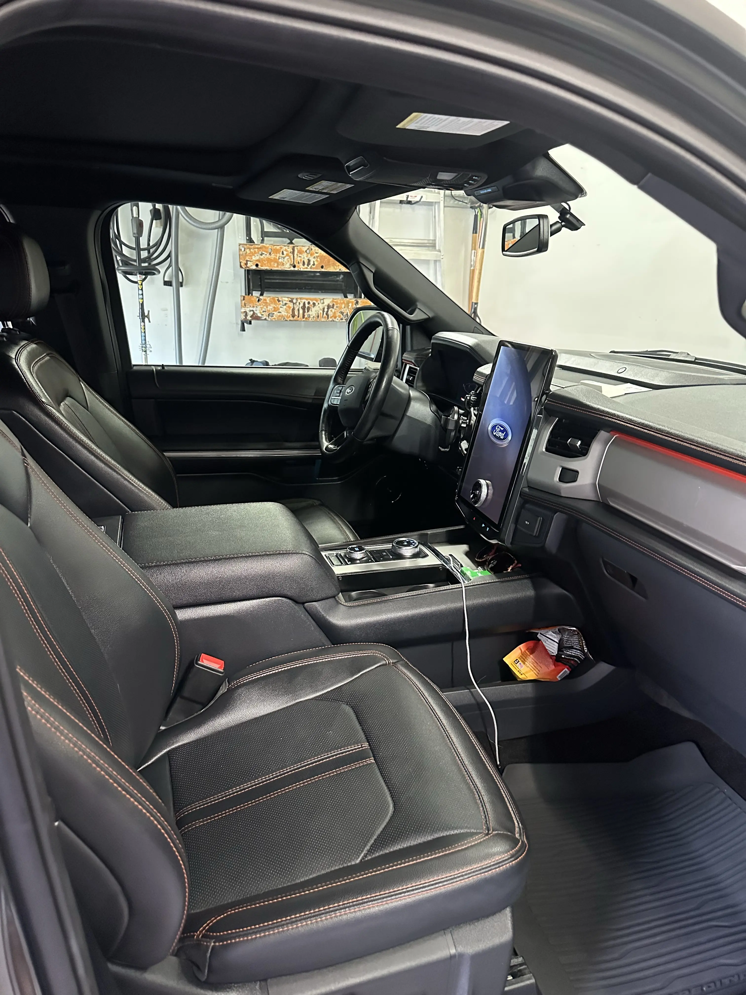 2023 Ford Expedition Full detail, photo 2 of 4